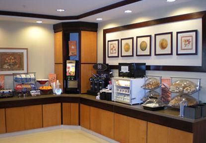 Fairfield Inn & Suites Woodbridge Avenel Restoran gambar